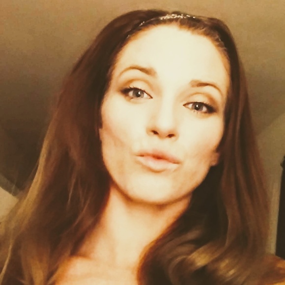 Meet your Posher, Cassandra Blair - Picture 3 of 4